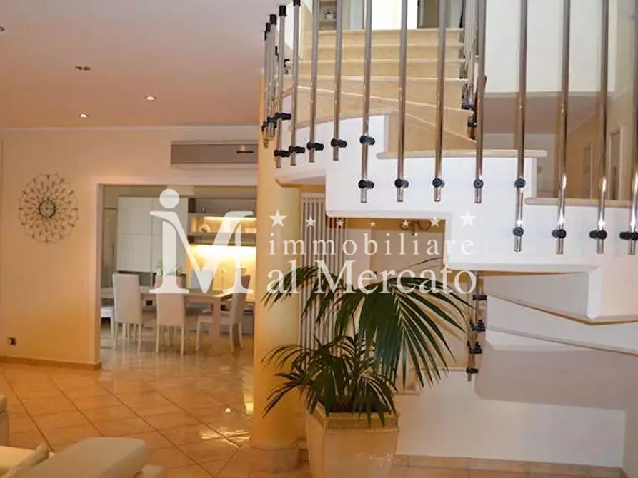 Immagine 5 di Villa in vendita  a Viareggio