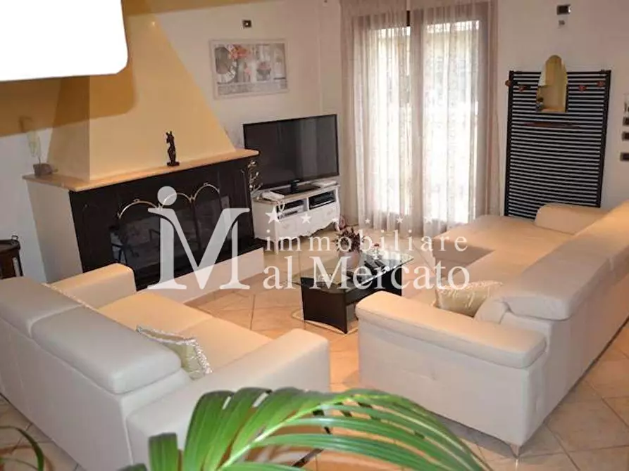 Immagine 2 di Villa in vendita  a Viareggio