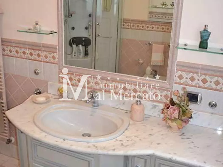 Immagine 12 di Villa in vendita  a Viareggio