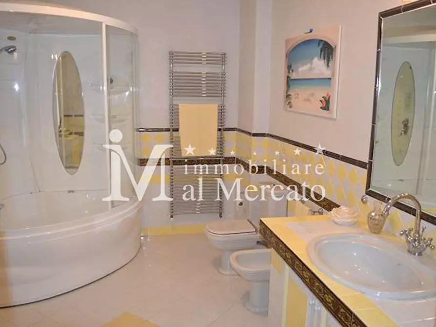 Immagine 14 di Villa in vendita  a Viareggio