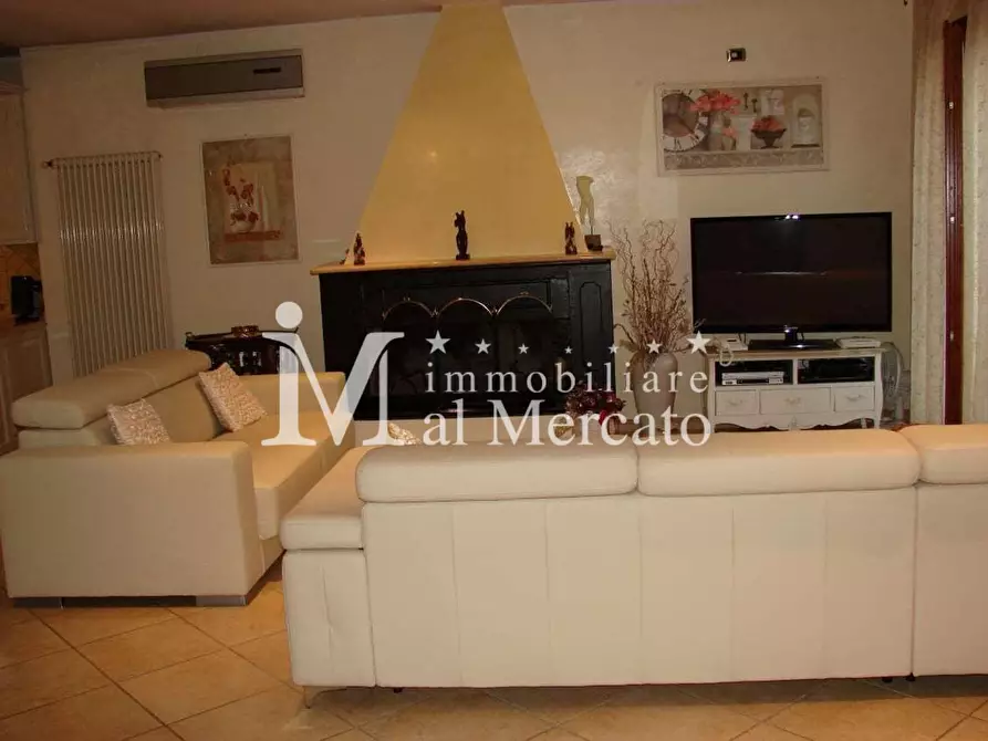 Immagine 3 di Villa in vendita  a Viareggio