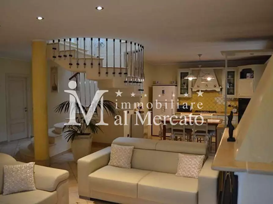 Immagine 1 di Villa in vendita  a Viareggio