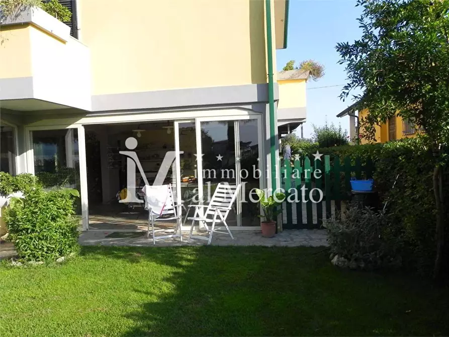Immagine 31 di Villa in vendita  a Viareggio