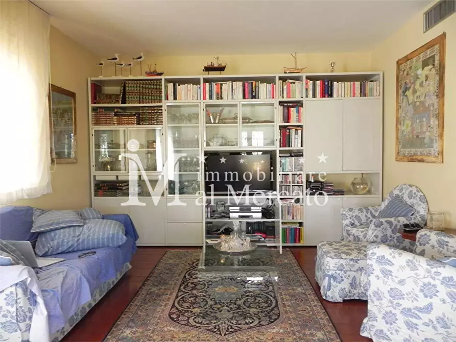 Immagine 5 di Villa in vendita  a Viareggio