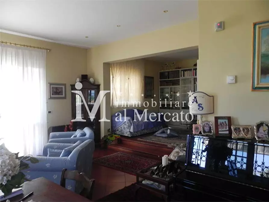 Immagine 3 di Villa in vendita  a Viareggio