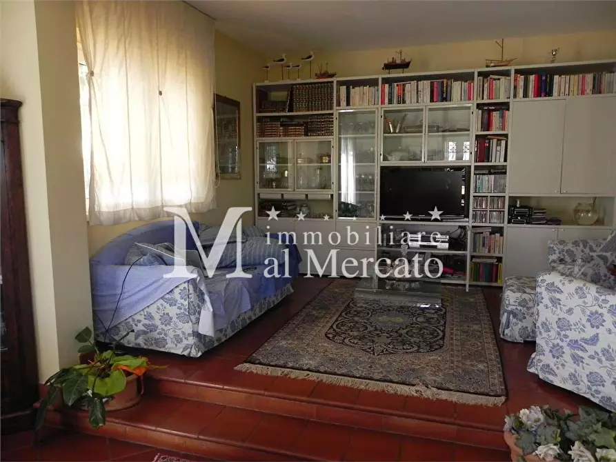 Immagine 4 di Villa in vendita  a Viareggio
