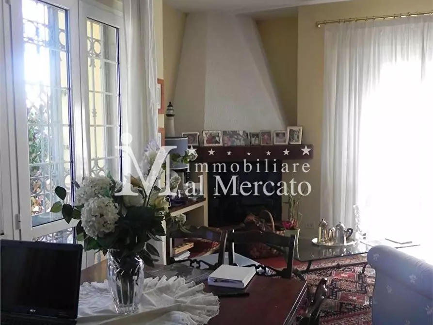 Immagine 2 di Villa in vendita  a Viareggio