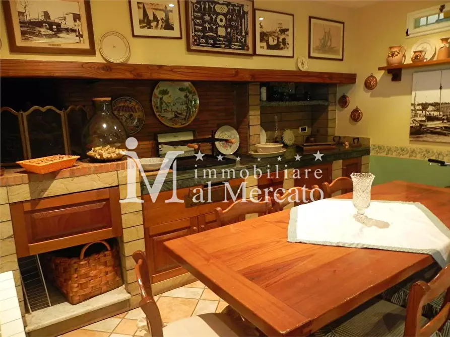 Immagine 11 di Villa in vendita  a Viareggio