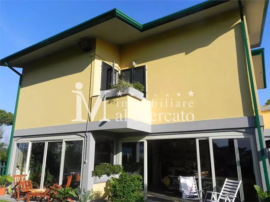 Immagine 26 di Villa in vendita  a Viareggio