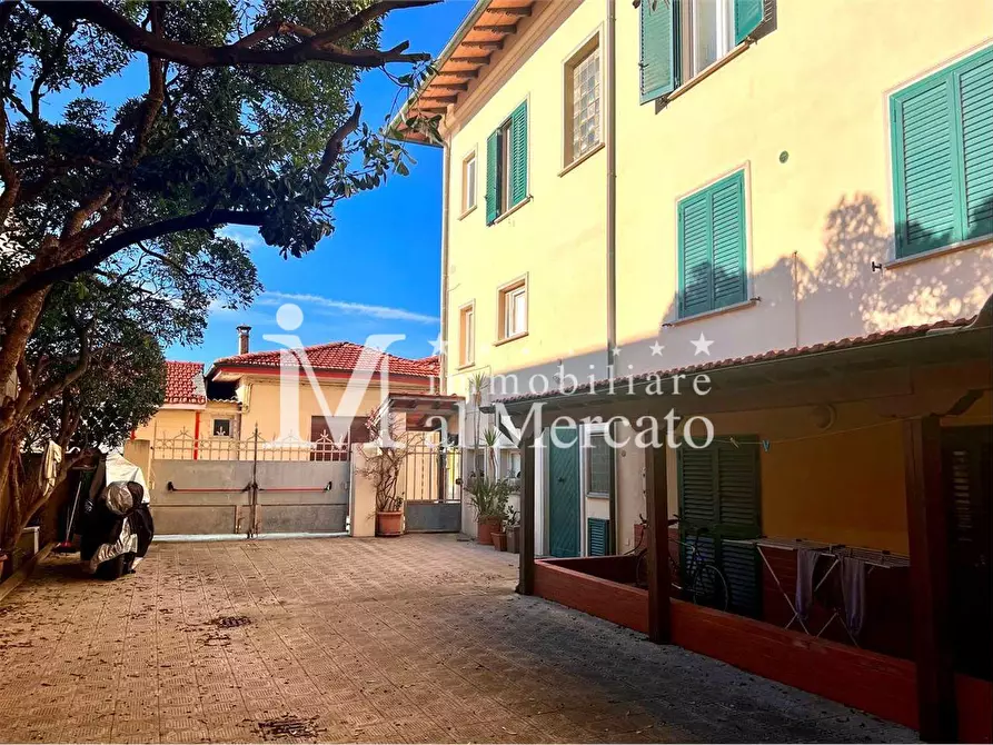 Immagine 47 di Appartamento in vendita  a Viareggio