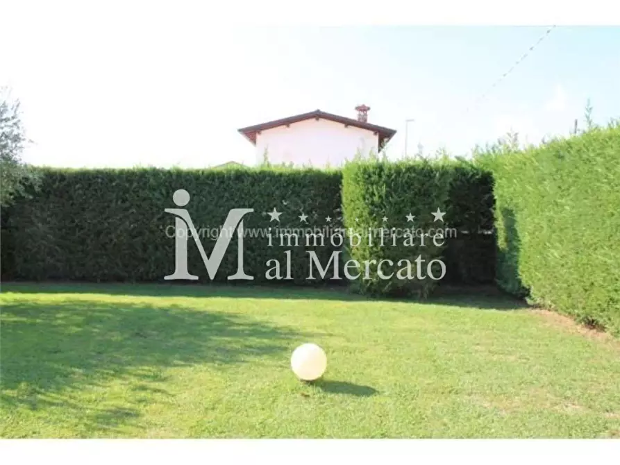 Immagine 4 di Villa in vendita  a Camaiore