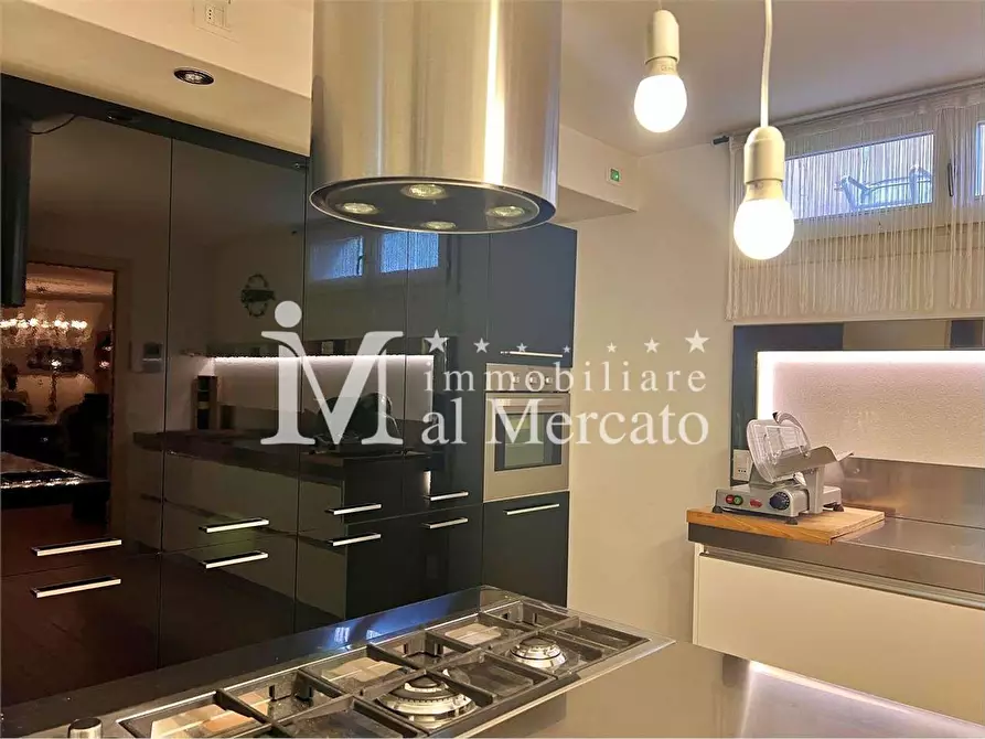 Immagine 71 di Villa in vendita  a Camaiore