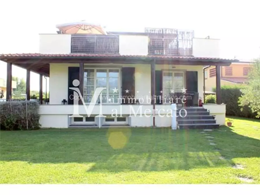 Immagine 2 di Villa in vendita  a Camaiore