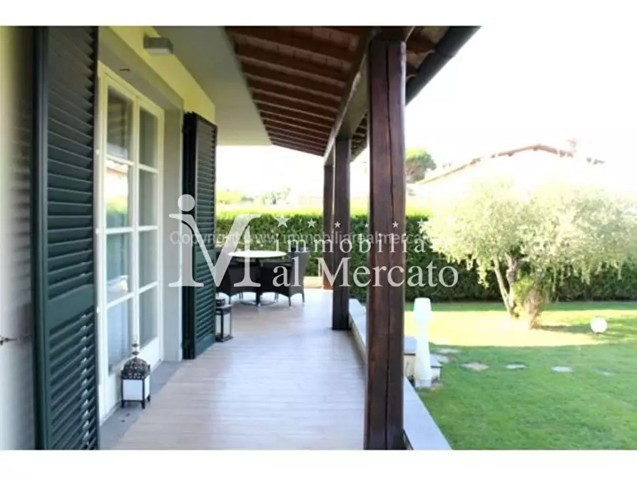 Immagine 8 di Villa in vendita  a Camaiore