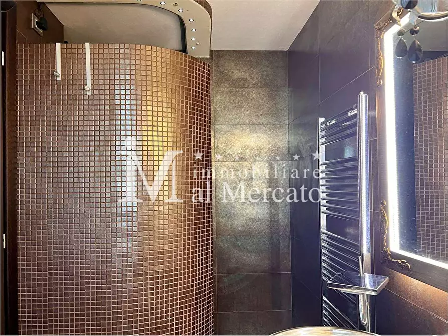 Immagine 42 di Villa in vendita  a Camaiore