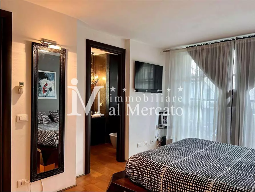 Immagine 39 di Villa in vendita  a Camaiore