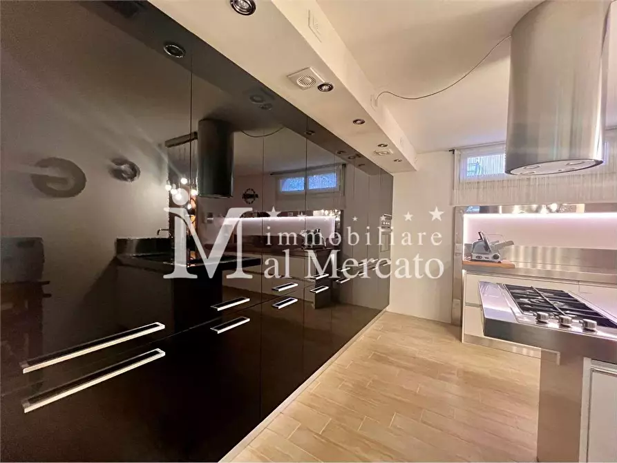 Immagine 68 di Villa in vendita  a Camaiore