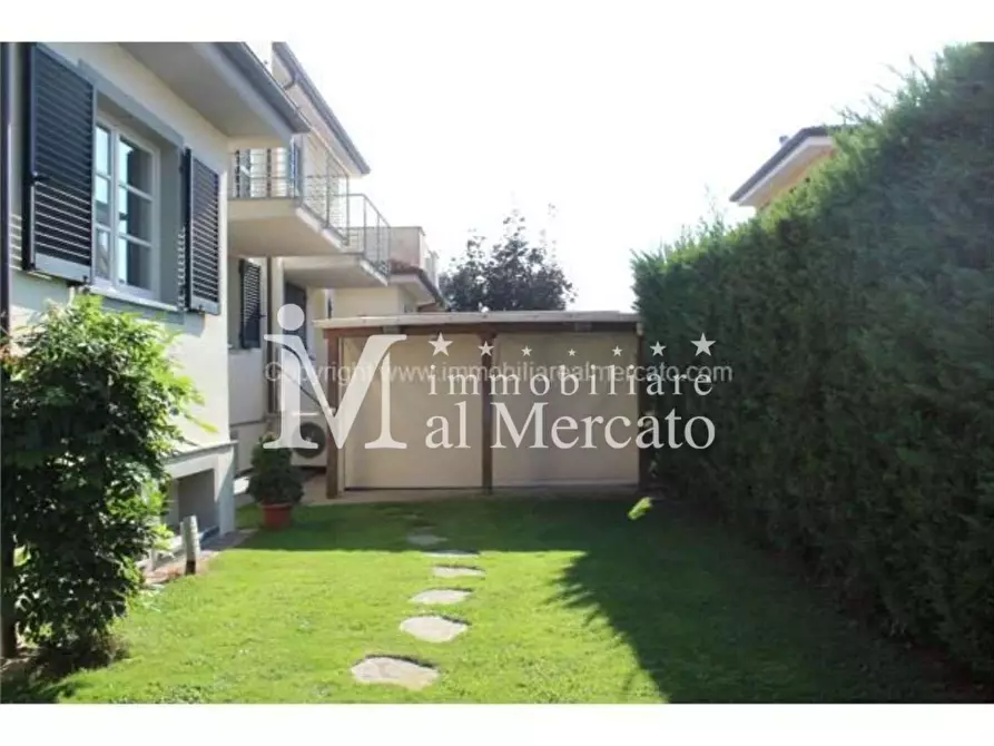 Immagine 6 di Villa in vendita  a Camaiore