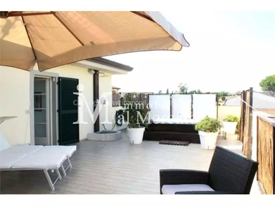 Immagine 17 di Villa in vendita  a Camaiore