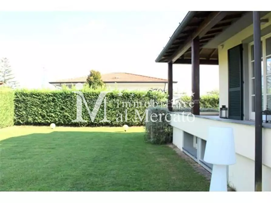 Immagine 3 di Villa in vendita  a Camaiore