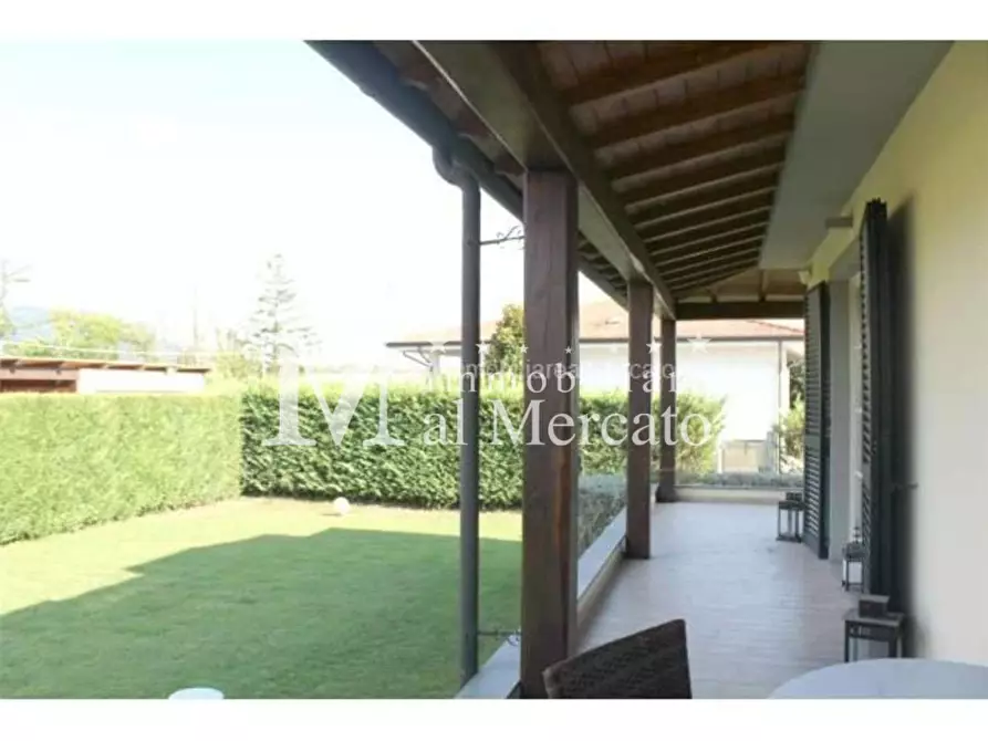 Immagine 9 di Villa in vendita  a Camaiore