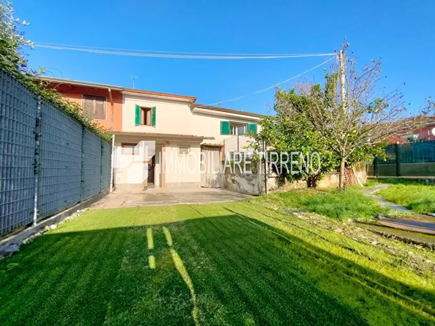 Immagine 2 di Porzione di casa in vendita  a Massa