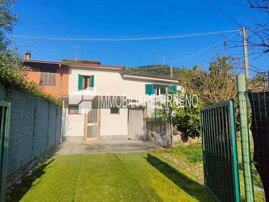 Immagine 16 di Porzione di casa in vendita  a Massa