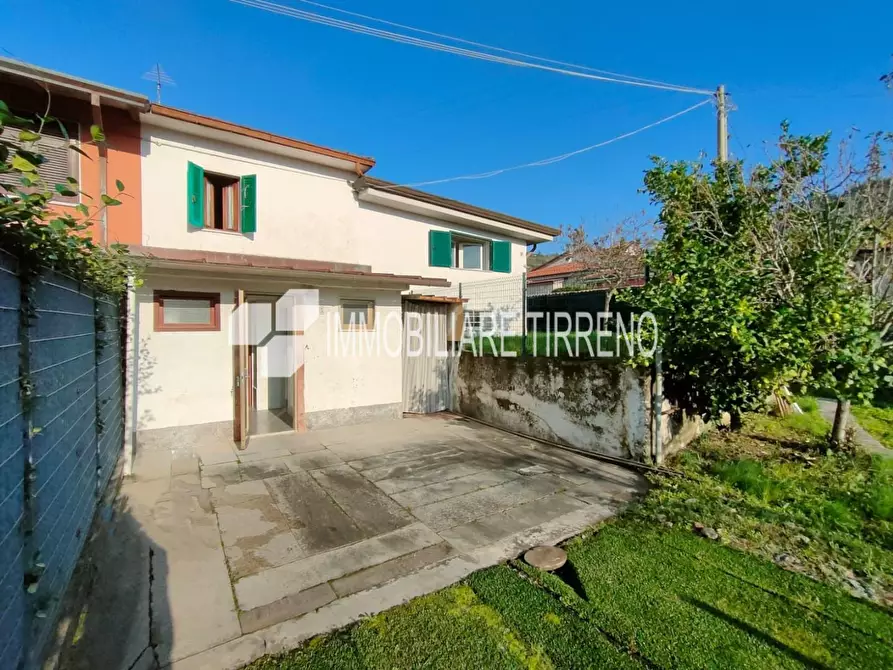 Immagine 13 di Porzione di casa in vendita  a Massa
