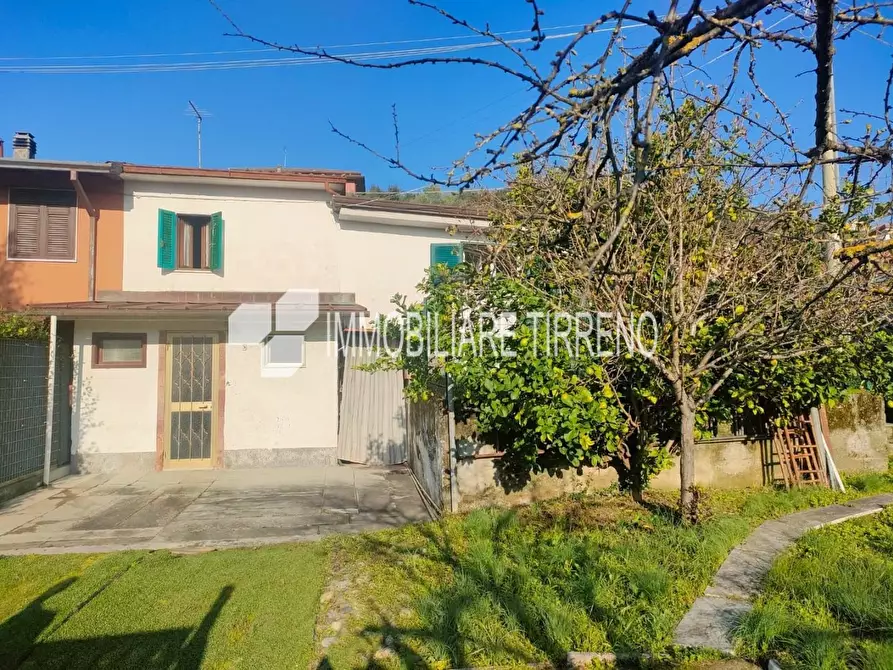 Immagine 17 di Porzione di casa in vendita  a Massa