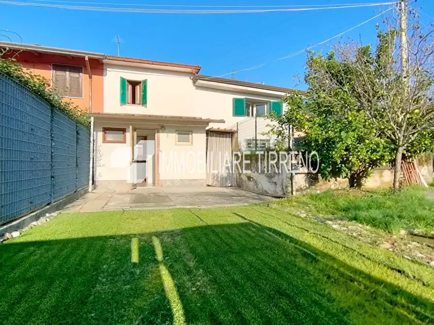 Immagine 19 di Porzione di casa in vendita  a Massa