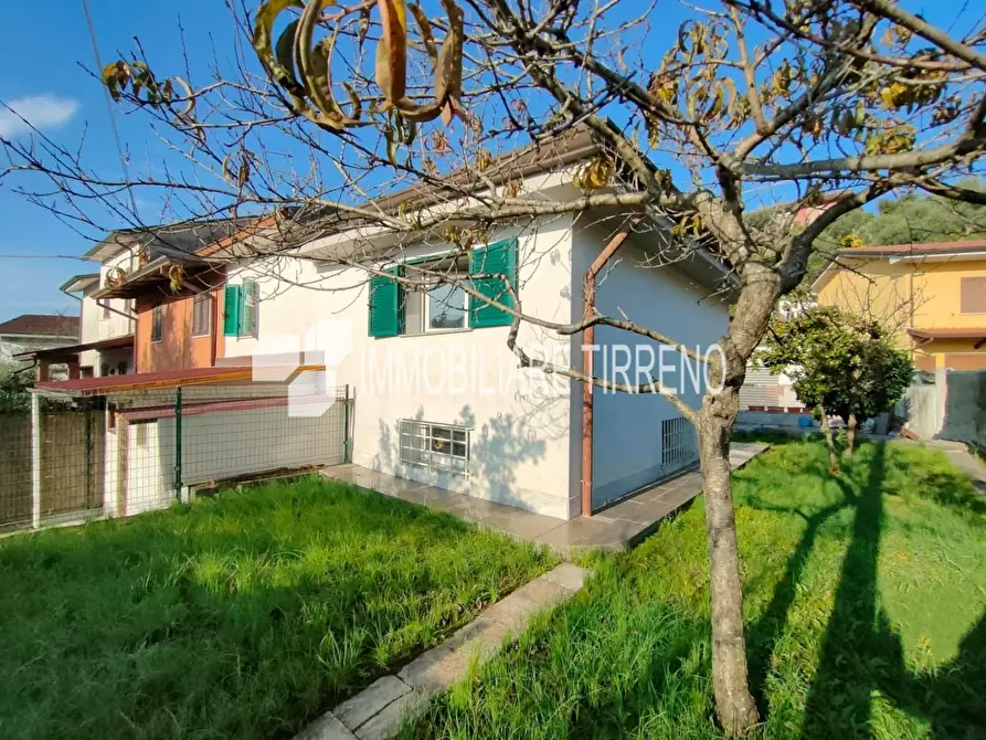 Immagine 1 di Porzione di casa in vendita  a Massa