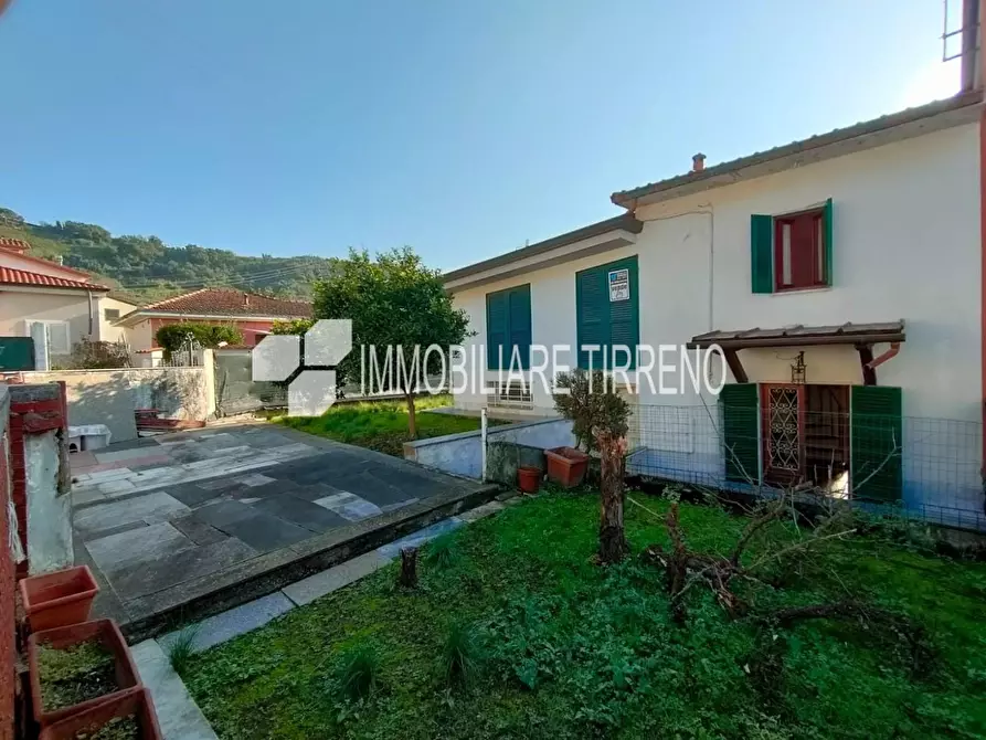 Immagine 4 di Porzione di casa in vendita  a Massa