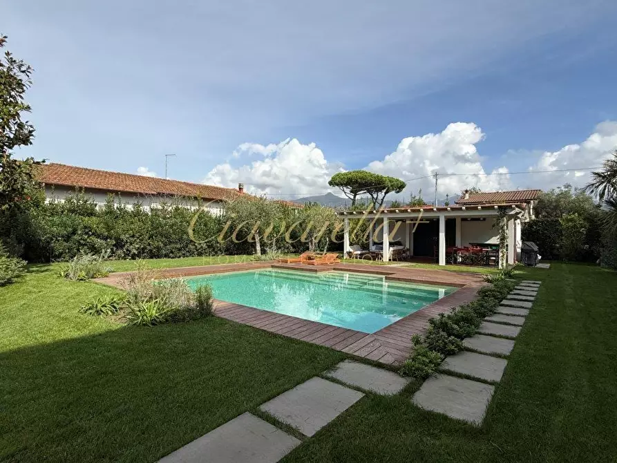 Immagine 1 di Villa in affitto  a Forte Dei Marmi