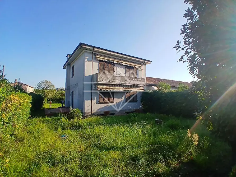 Immagine 3 di Villa in vendita  a Carrara
