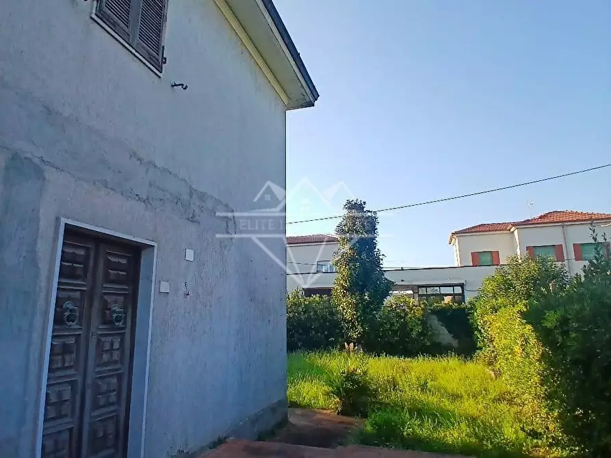 Immagine 10 di Villa in vendita  a Carrara