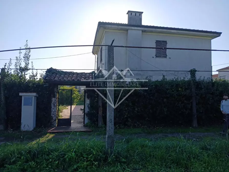 Immagine 8 di Villa in vendita  a Carrara