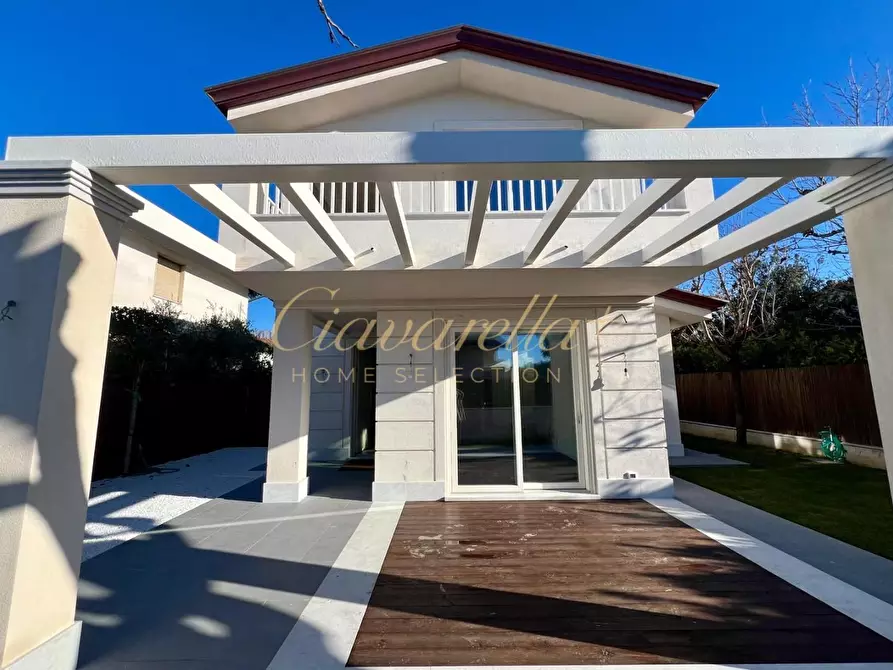 Immagine 2 di Villa in vendita  a Forte Dei Marmi