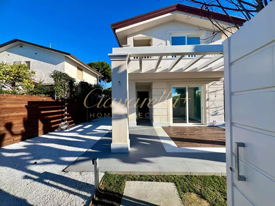 Immagine 11 di Villa in vendita  a Forte Dei Marmi