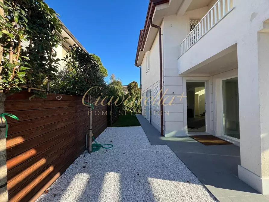 Immagine 9 di Villa in vendita  a Forte Dei Marmi