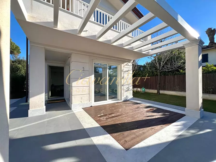 Immagine 5 di Villa in vendita  a Forte Dei Marmi