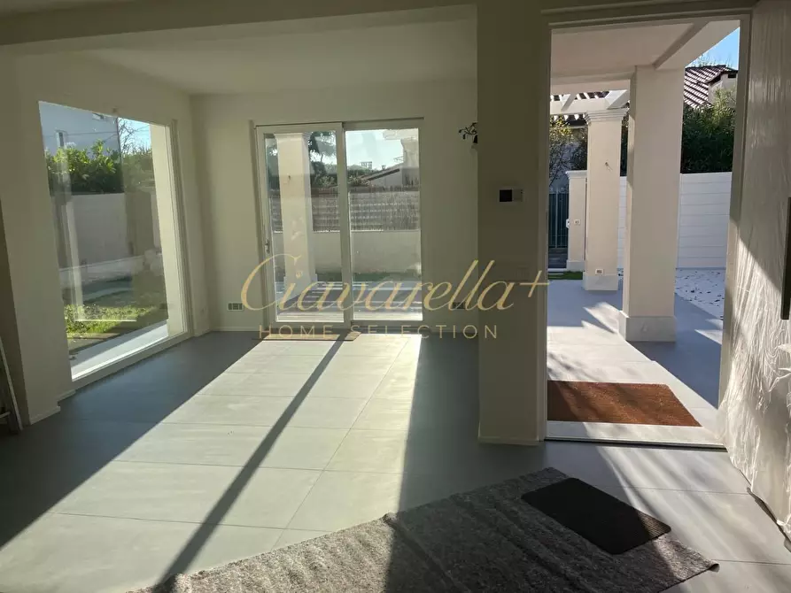 Immagine 12 di Villa in vendita  a Forte Dei Marmi