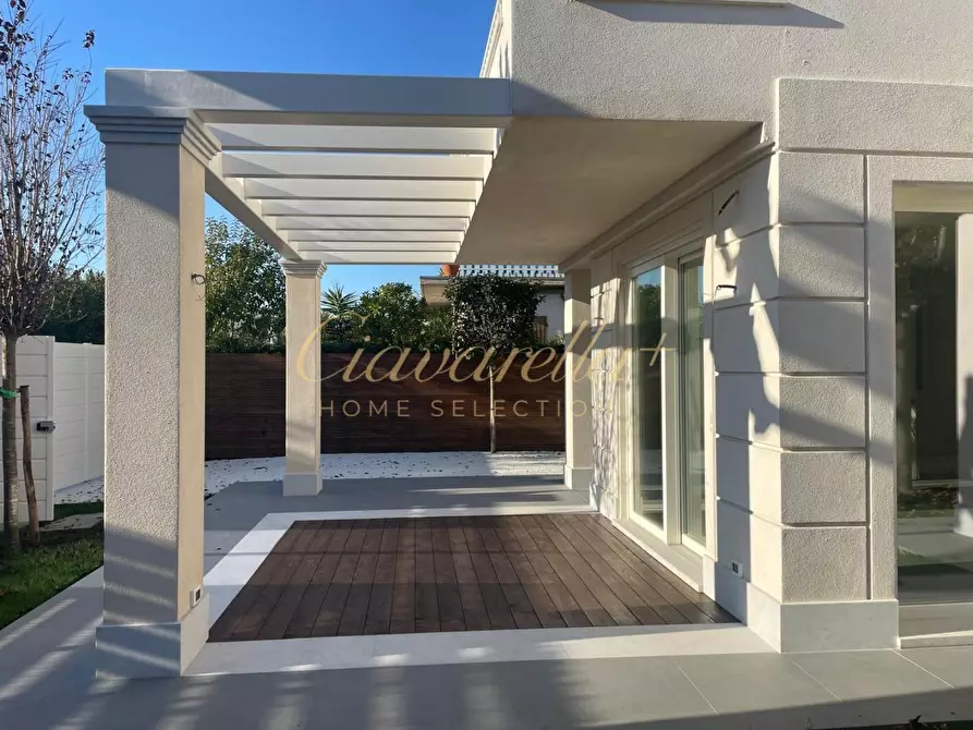 Immagine 13 di Villa in vendita  a Forte Dei Marmi