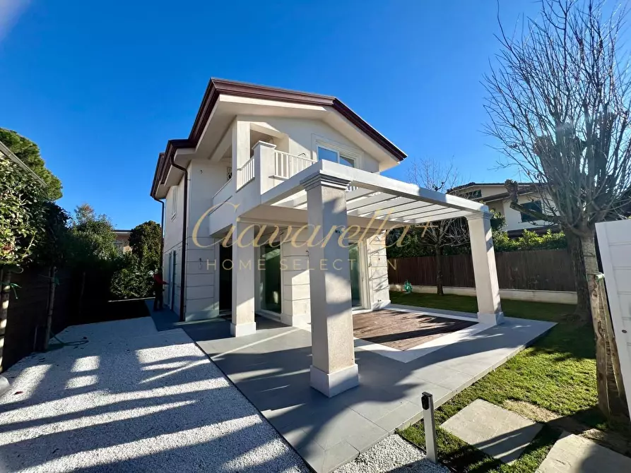 Immagine 10 di Villa in vendita  a Forte Dei Marmi