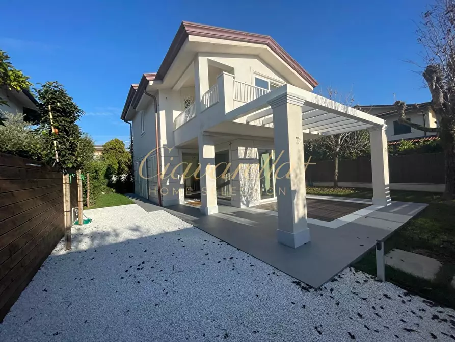 Immagine 3 di Villa in vendita  a Forte Dei Marmi