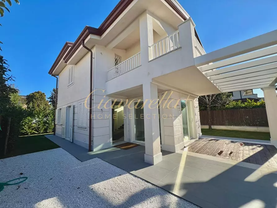 Immagine 6 di Villa in vendita  a Forte Dei Marmi