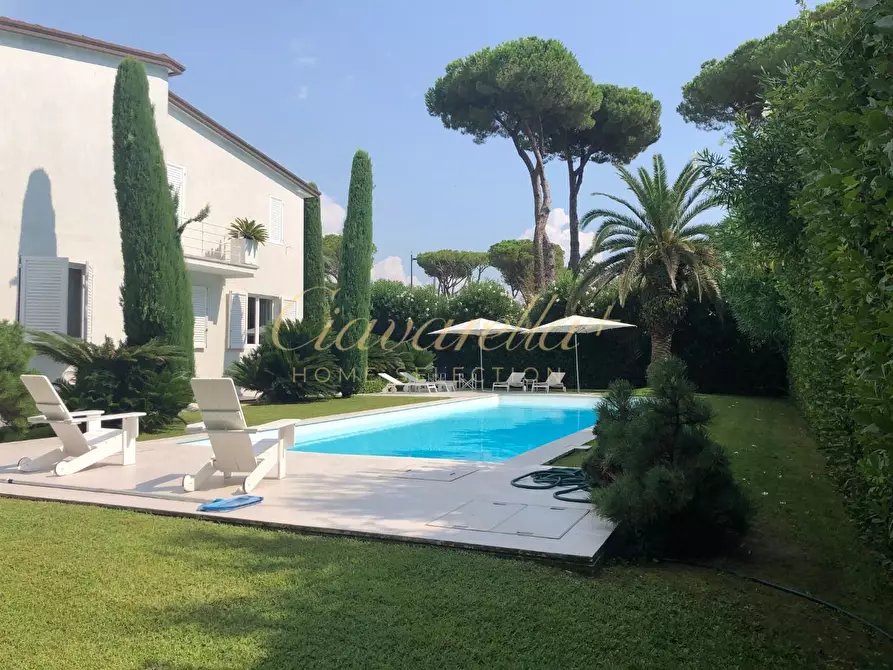Immagine 5 di Villa in vendita  a Forte Dei Marmi