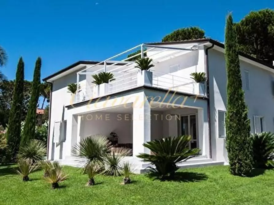 Immagine 1 di Villa in vendita  a Forte Dei Marmi