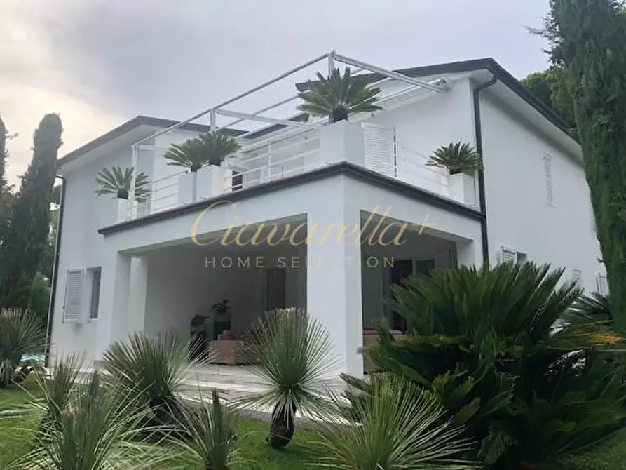 Immagine 6 di Villa in vendita  a Forte Dei Marmi