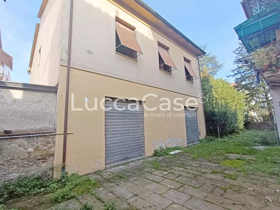 Immagine 14 di Locale commerciale in affitto  a Lucca