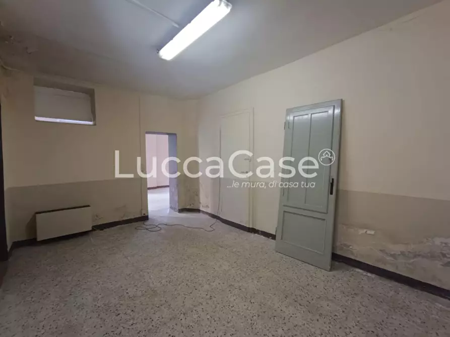 Immagine 7 di Locale commerciale in affitto  a Lucca